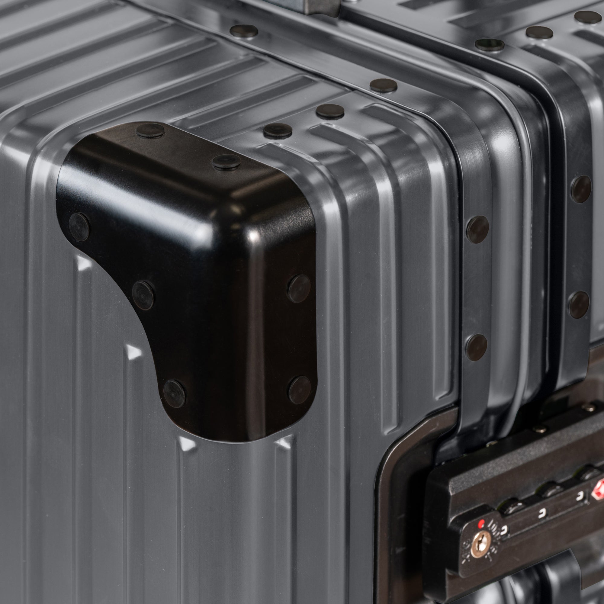Elite / Aluminum Carry-on